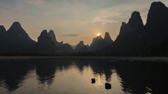 落日余晖下的漓江岸边视频素材