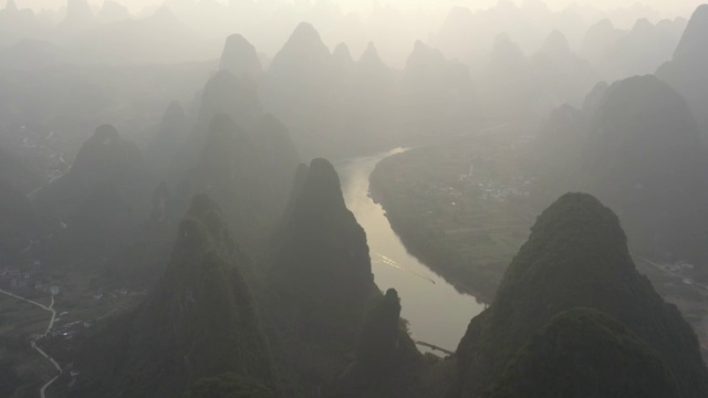 落日余晖下群山环绕的漓江山水视频素材