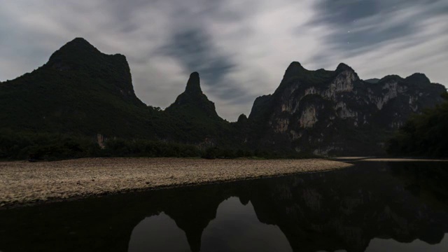 广西桂林阳朔九马画山上空的星云视频素材