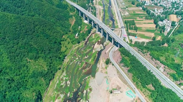 大山中的高速公路航拍视频素材