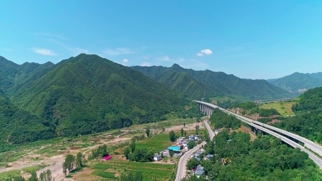 大山中的高速公路航拍视频素材