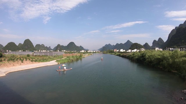 晴朗天空下的阳朔遇龙河视频素材