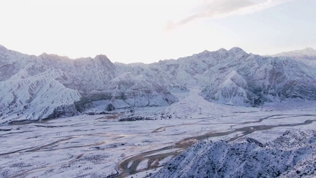 航拍中国新疆帕米尔高原雪山的清晨视频素材