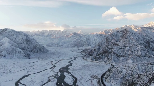 航拍中国新疆帕米尔高原雪山的清晨视频素材