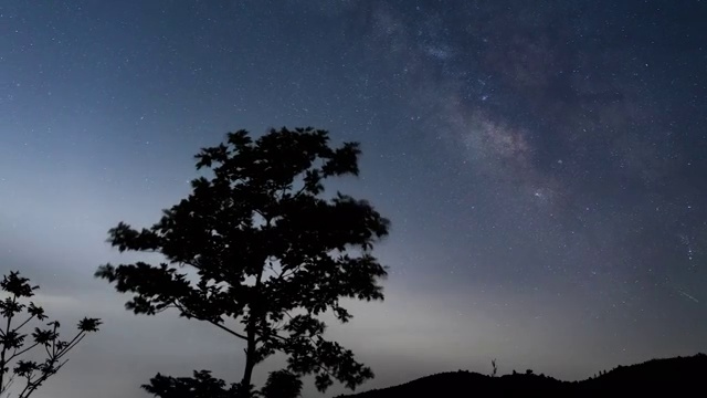 宁波余姚四明山地质公园景区箭峰村银河升起视频素材