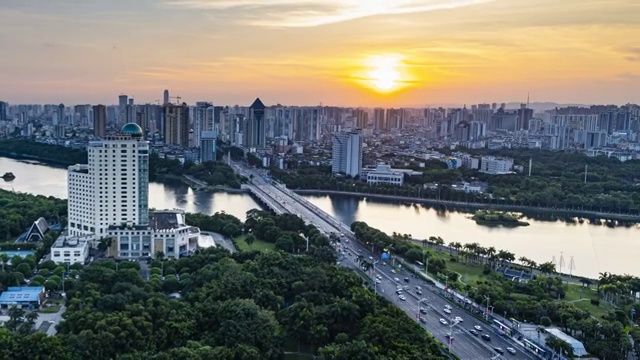 南宁城市天际线日转夜延时视频素材