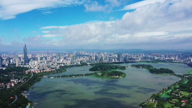 鸟瞰蓝天白云下的南京玄武湖和城市风光视频素材