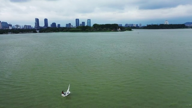 运动员在南京玄武湖湖面上进行帆船运动训练视频素材