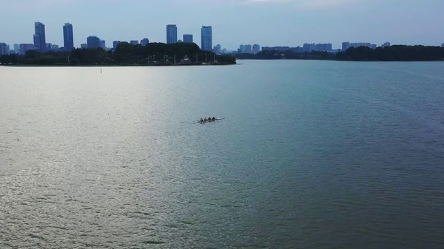 夏季南京玄武湖上的皮划艇训练视频素材