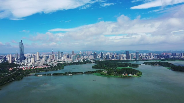 下降的视角中观看蓝天白云下的南京玄武湖公园和南京城市风光视频素材