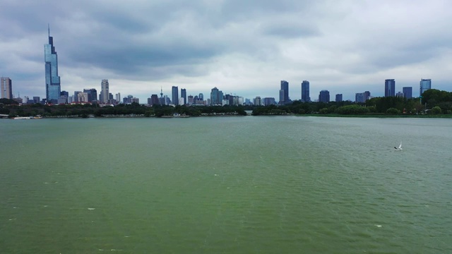 夏季的南京玄武湖公园与南京城市风光视频视频素材