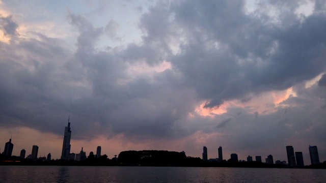 夏季雷雨天气后云层飘过南京玄武湖公园的湖面视频素材