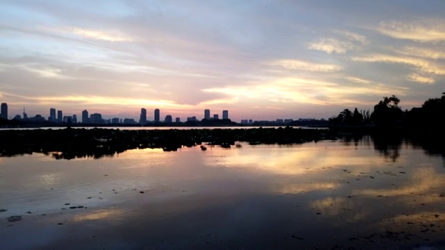 夏日夕阳下的南京玄武湖公园延时摄影视频视频素材