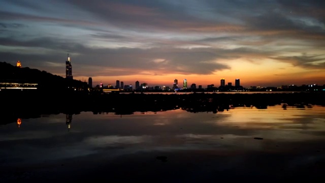 夏季夕阳余晖下的玄武湖暮色延时摄影视频素材