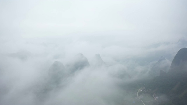 清晨云雾缭绕的群峰视频素材