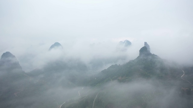 清晨云雾缭绕的群峰视频素材