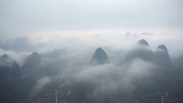 清晨云雾缭绕的群峰视频素材