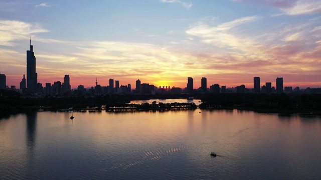 夕阳映照下的南京玄武湖公园的湖面视频素材