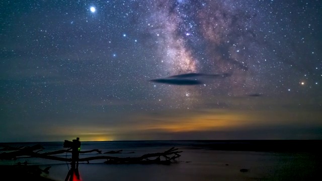 中俄界湖兴凯湖英仙座流星雨延时视频移动的银河视频素材