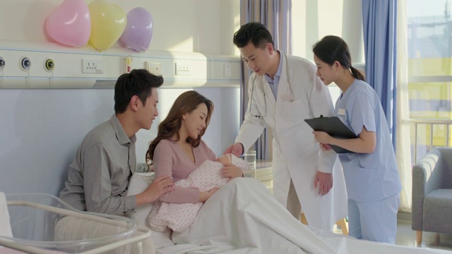医生和新手父母在病房里视频素材画面1