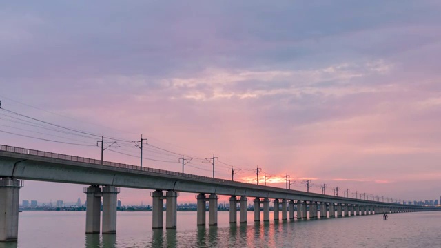 日落时分阳澄湖上的铁路桥视频素材