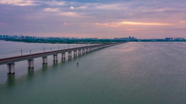 日落时分阳澄湖上的铁路桥视频素材