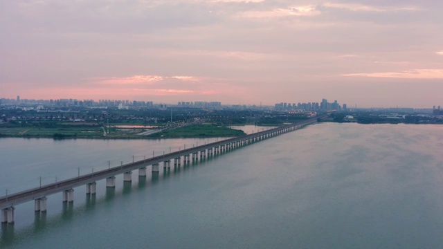 日落时分阳澄湖上的铁路桥视频素材