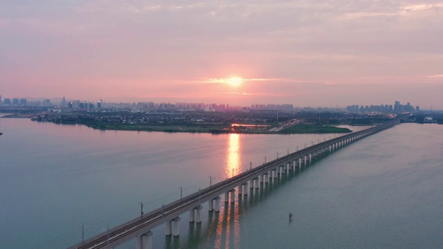 日落时分阳澄湖上的铁路桥视频素材