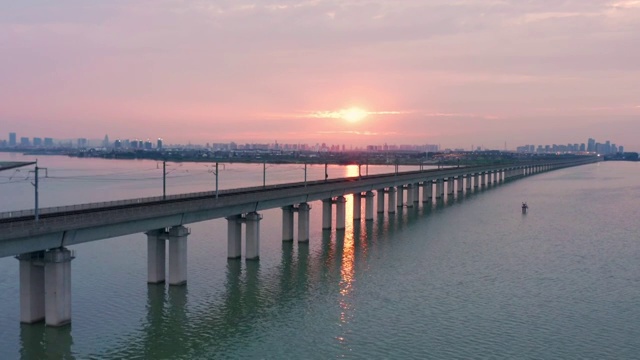 日落时分阳澄湖上的铁路桥视频素材