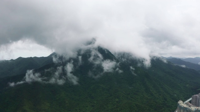 航拍下雨天的中国香港沙田乌溪沙马鞍山，住宅，城门河，高楼大厦视频视频素材