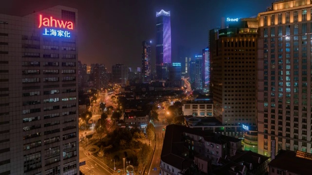 中国上海市虹口区入夜后的大名路长治路与白玉兰大厦夜景延时视频素材