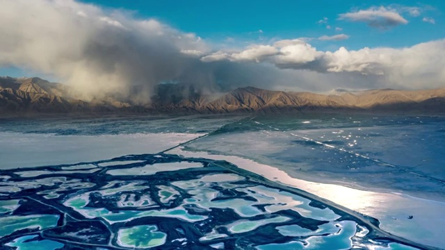 青海大柴旦翡翠湖上空的沙尘暴视频素材