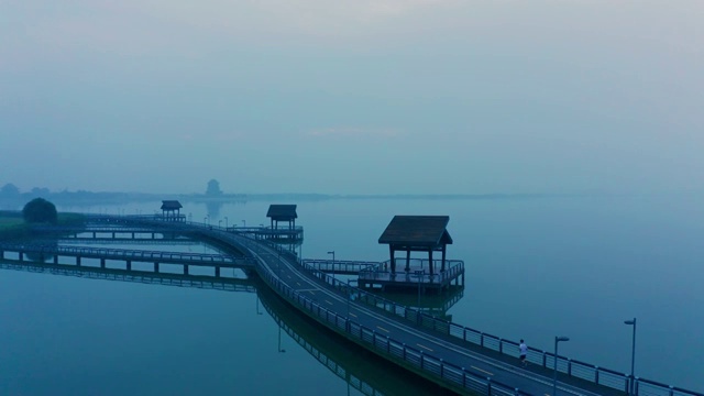 清晨的苏州园区阳澄湖畔视频素材