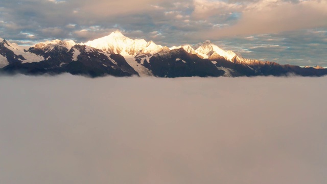 云南梅丽雪山航拍自然风光视频素材