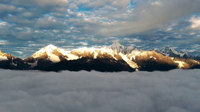 云南梅丽雪山航拍自然风光视频素材