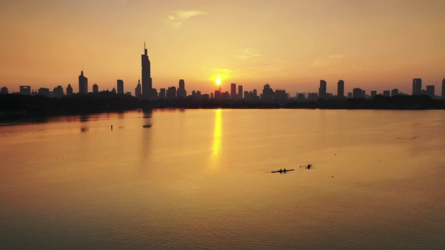 夕阳下南京玄武湖湖面上的两艘皮划艇视频素材