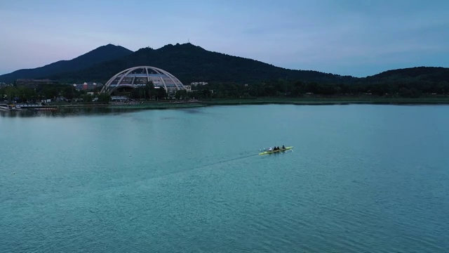 紫金山下南京玄武湖上的皮划艇视频素材