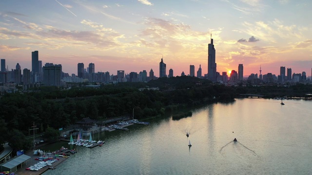 夕阳下的南京明城墙与南京玄武湖古阅武台码头视频素材