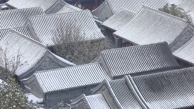 俯拍北京雪后四合院视频素材