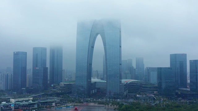 雨停间隙的东方之门视频素材