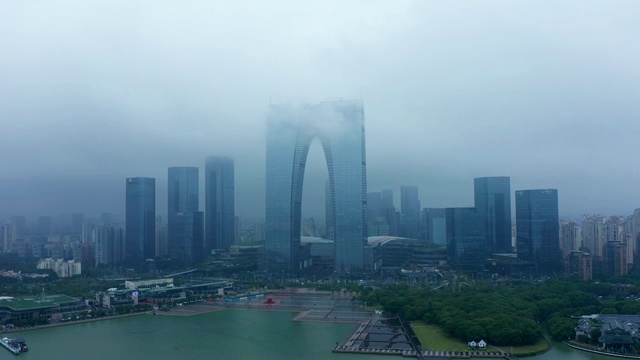 雨停间隙的东方之门视频素材