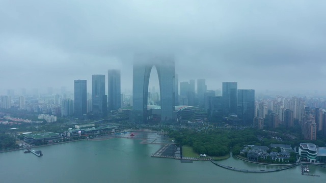 雨停间隙的东方之门视频素材