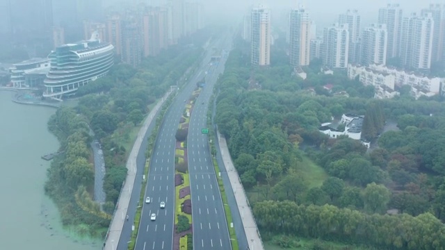 雨停间隙的东方之门视频素材