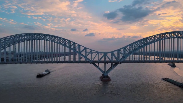 夕阳下，京沪高铁和地铁列车行驶在南京大胜关长江大桥上视频下载