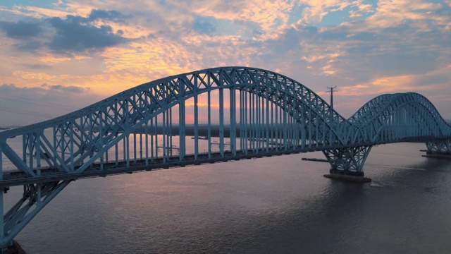 夕阳下，京沪高铁和地铁列车行驶在南京大胜关长江大桥上视频下载