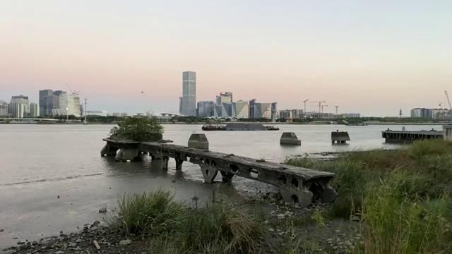 上海徐汇滨江传媒港西南看前滩秋晴天黄昏视频素材