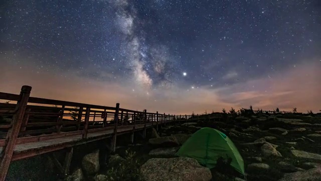 冰山梁午夜栈道银河的延时视频素材