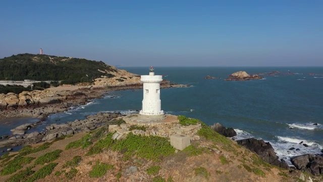 福建泉州惠安县崇武镇大岞村海岸线灯塔风光视频素材