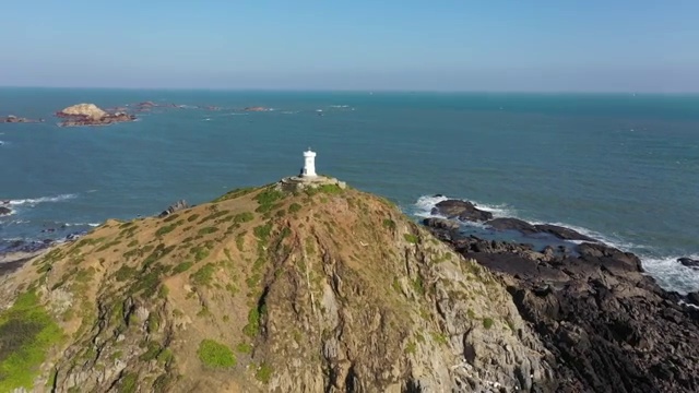 福建泉州惠安县崇武镇大岞村海岸线灯塔风光视频素材