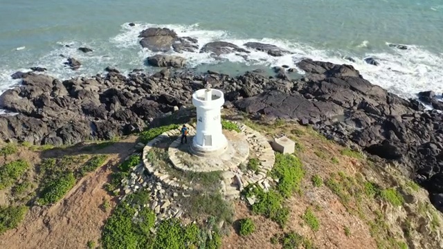 福建泉州惠安县崇武镇大岞村海岸线灯塔风光视频素材